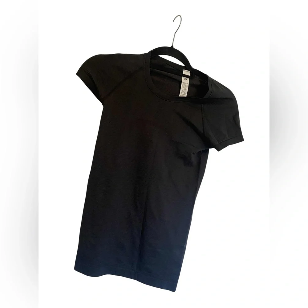 NWT Lululemon swiftly tech short sleeve BLACK Size: 2